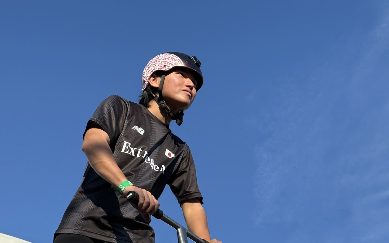 世界大会のランプ上に立つ日本代表・本瀬湧麻